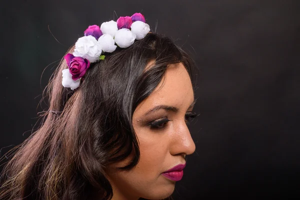 Bella bruna in una bella ghirlanda. Accessori per capelli - ghirlanda . — Foto Stock