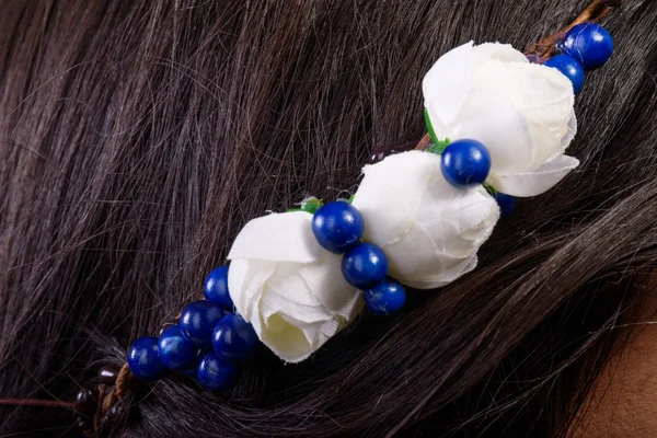 Hermosa morena en una hermosa corona. Accesorios para el cabello - corona . — Foto de Stock