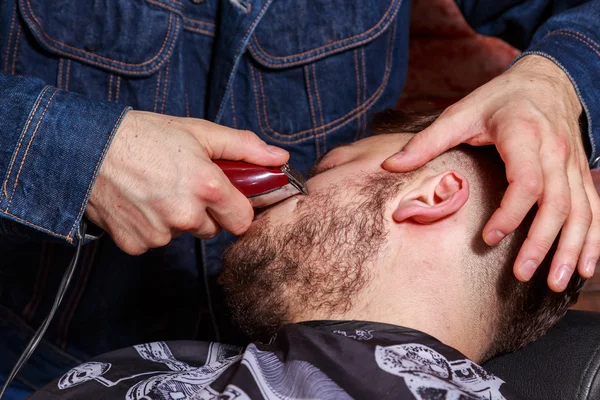 Barbiere tosa cliente. Barber sta lavorando su un modo in cui il cliente . — Foto Stock