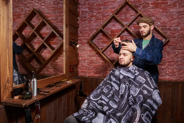 Cliente de tesoura de barbeiro. Barbeiro está trabalhando em uma maneira que o cliente . — Fotografia de Stock
