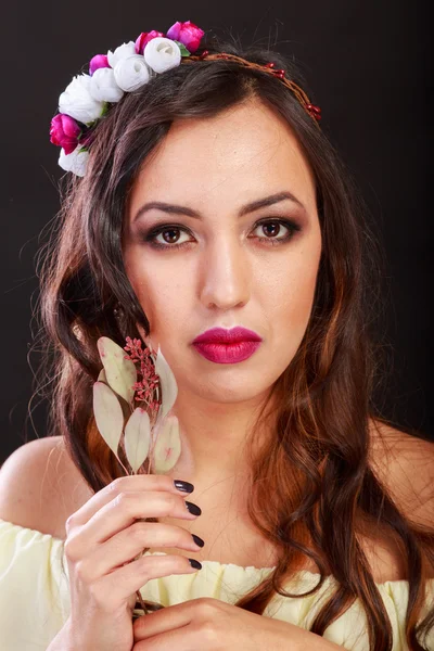 Hermosa morena en una hermosa corona. Accesorios para el cabello - corona . — Foto de Stock