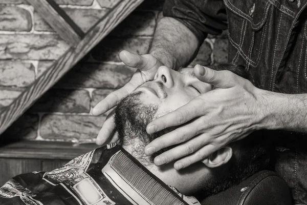 Holič nůžky klienta. Mistr pracuje na způsob, jak klient. — Stock fotografie