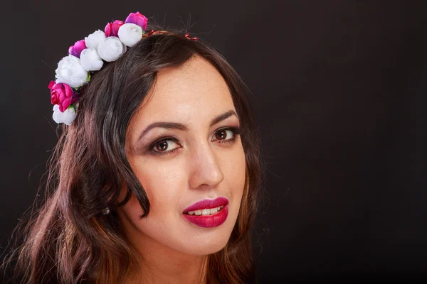 Mooie brunette in een mooie krans. Accessoires voor haar - krans. — Stockfoto