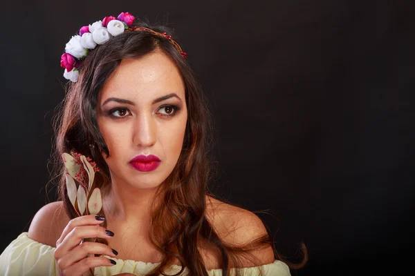 Hermosa morena en una hermosa corona. Accesorios para el cabello - corona . — Foto de Stock