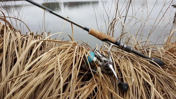 Pesca su un inverno di filatura. Cattura lo spinning. Pesce catturato a terra. Arroccato sul berg del fiume, cattura . — Foto Stock