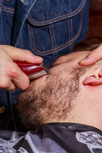 Barbiere tosa cliente. Il maestro sta lavorando su un modo in cui il cliente . — Foto Stock