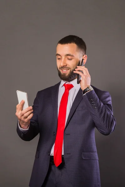 Junger erfolgreicher Mann mit Handy — Stockfoto