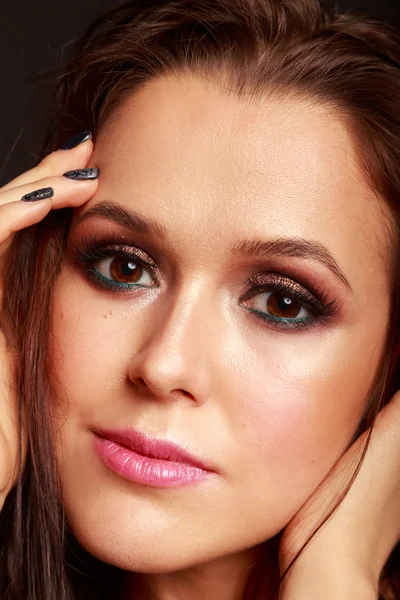 Karanlık bir arka plan üzerinde güzel, gizemli, şirin esmer. Siyah ve beyaz fotoğraf güzel gizemli esmer.