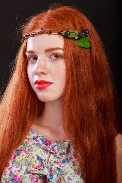아름 다운 빨간 머리 소녀입니다. 빨간 머리 여 자가 그녀의 머리에 화 환. — 스톡 사진