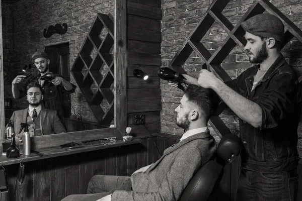 Barbiere pettini cliente Barbiere — Foto Stock