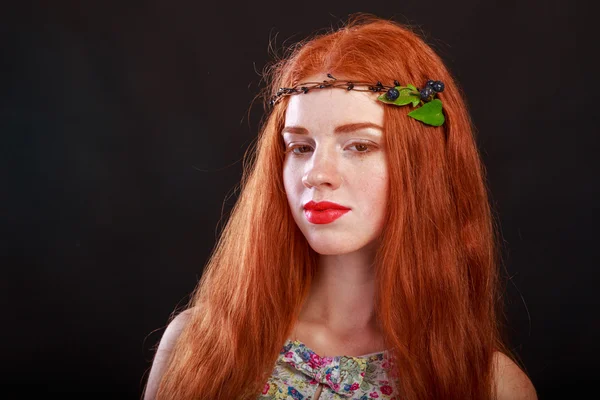 아름 다운 빨간 머리 소녀입니다. 빨간 머리 여 자가 그녀의 머리에 화 환. — 스톡 사진