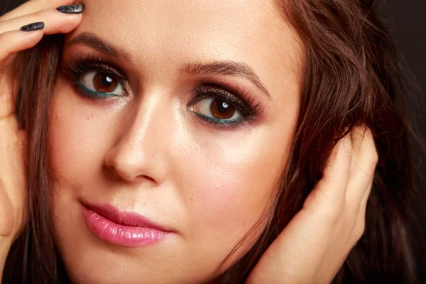 Karanlık bir arka plan üzerinde güzel, gizemli, şirin esmer. Siyah ve beyaz fotoğraf güzel gizemli esmer.