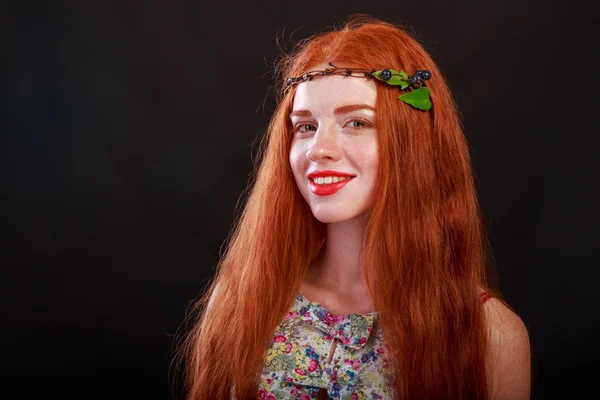 美しい赤い髪の少女。彼女の髪に花輪と赤い髪の少女. — ストック写真