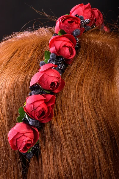 花輪でエレガントな赤毛の女の子の肖像画。花輪赤髪. — ストック写真