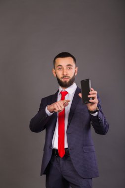 Bir cep telefonu ile güzel bir kıyafeti giyen