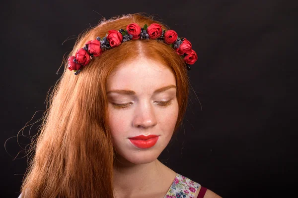 Retrato de chica pelirroja elegante en una corona. Corona de pelo rojo . —  Fotos de Stock