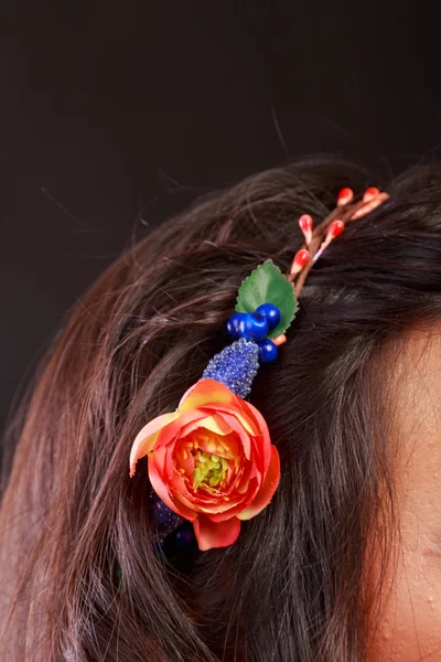 Hermosa morena en una hermosa corona. Accesorios para el cabello - corona . —  Fotos de Stock