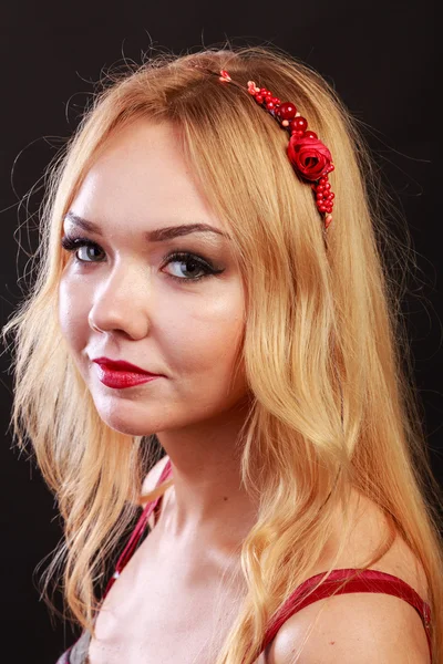 Porträtt av en vacker blondin med en krans i håret — Stockfoto