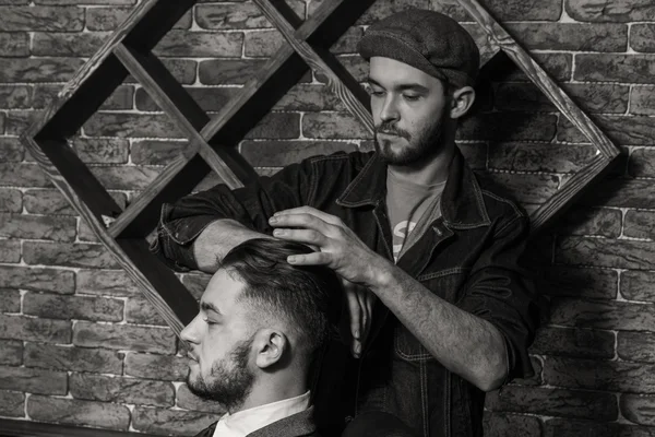 男性の散髪理髪店。男性の美容院。理髪店. — ストック写真
