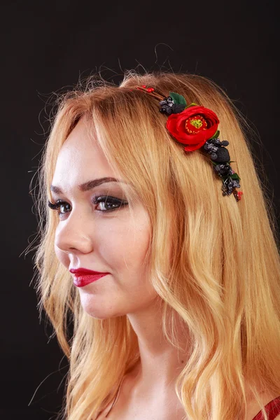 Porträtt av en vacker blondin med en krans i håret — Stockfoto