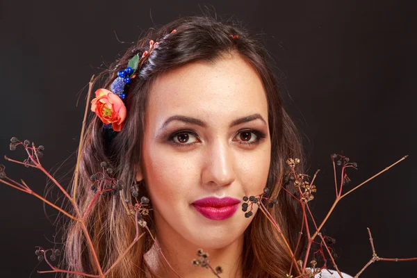 Hermosa morena en una hermosa corona. Accesorios para el cabello - corona . — Foto de Stock