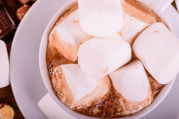 Eine Tasse Kaffee mit Marshmallows. Marshmallows, Schokolade und andere Süßigkeiten. eine Tasse Kakao — Stockfoto