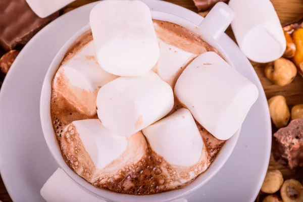 Eine Tasse Kaffee mit Marshmallows. Marshmallows, Schokolade und andere Süßigkeiten. eine Tasse Kakao — Stockfoto