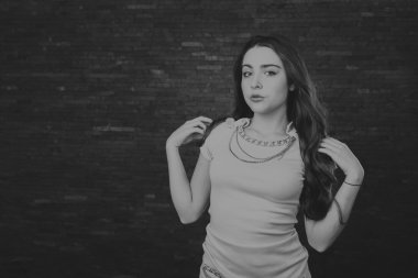 Güzel bir kız portresi. Siyah beyaz fotoğraf