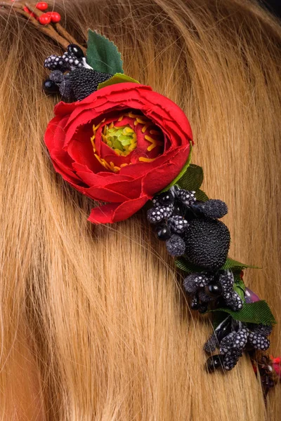 Hermosa corona en su cabello —  Fotos de Stock