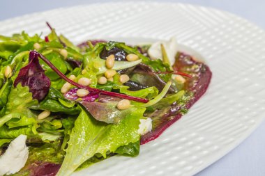 Yeşillikleri ile taze pancar salatası