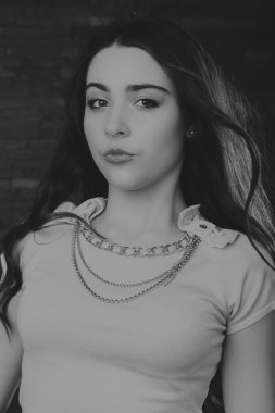 Güzel bir kız portresi. Siyah beyaz fotoğraf