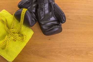 Tahta arka planda boks eldivenleri.