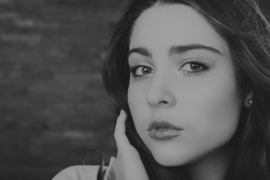 Güzel bir kız portresi. Siyah beyaz fotoğraf