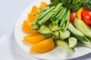 Masanın üzerine taze sebze ile plaka