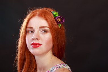 Kızıl saçlı güzel kız güzel görüntü.