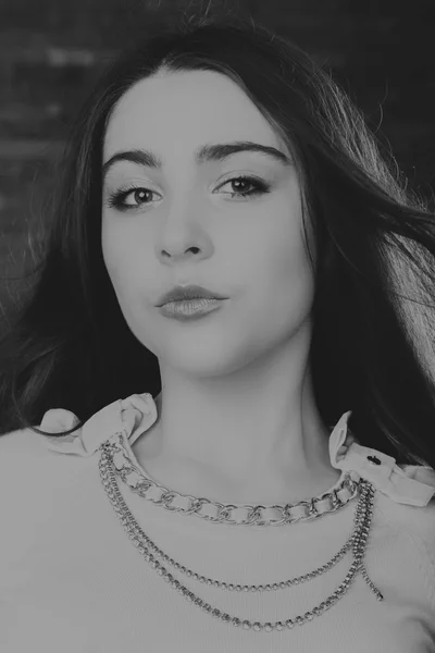 Retrato de una chica preciosa. Fotografía en blanco y negro — Foto de Stock