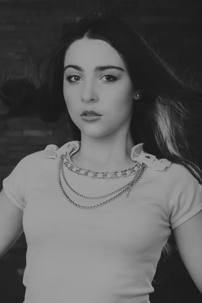 Retrato de una chica preciosa. Fotografía en blanco y negro — Foto de Stock