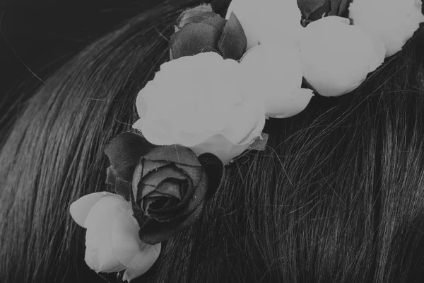 Fekete-fehér portré egy gyönyörű lányról koszorúban — Stock Fotó