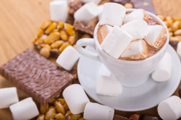 Verschiedene Süßigkeiten, Marshmallows, Schokolade mit Nüssen — Stockfoto