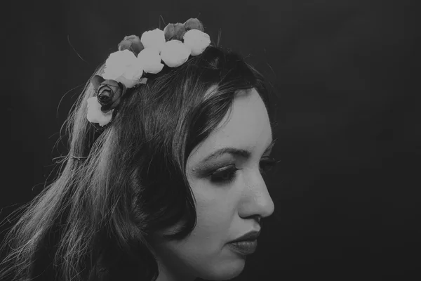 Black and white portrait of a beautiful girl in a wreath — Stock Photo, Image