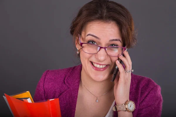 Junge, vielbeschäftigte Frau im hellen Anzug. — Stockfoto