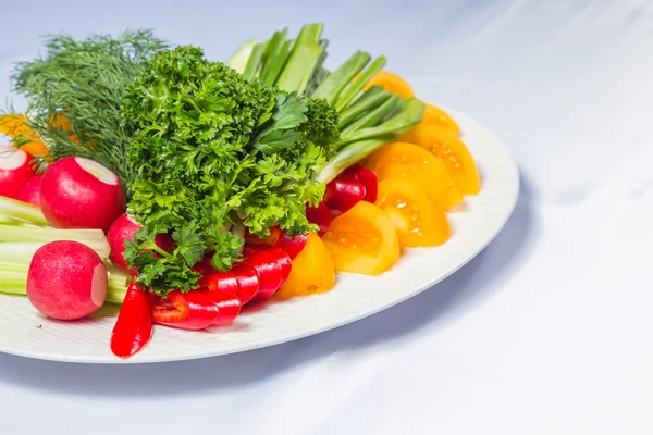 Тарілка зі свіжими овочами на столі — стокове фото