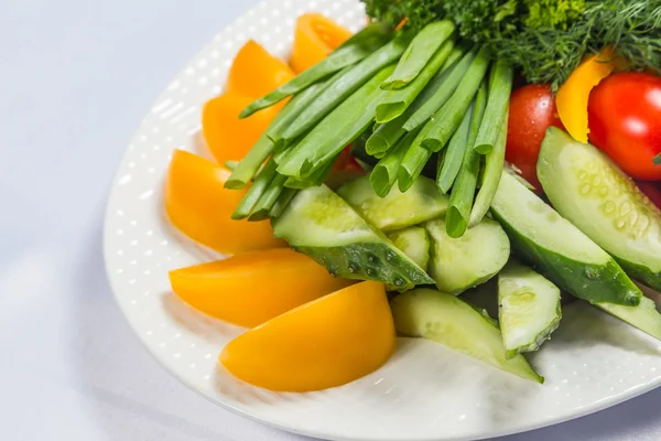 Masanın üzerine taze sebze ile plaka