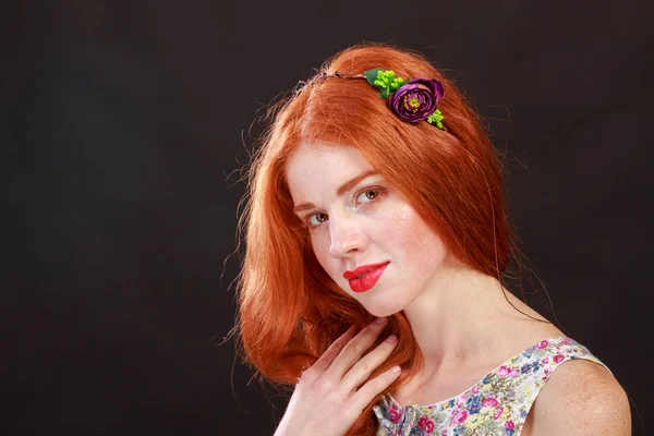 Kızıl saçlı güzel kız güzel görüntü. — Stok fotoğraf