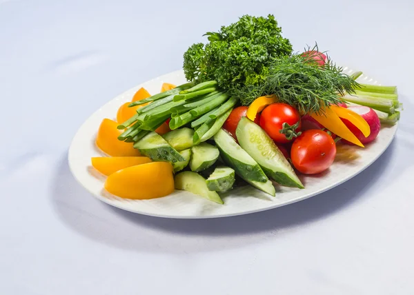 Тарілка зі свіжими овочами на столі — стокове фото