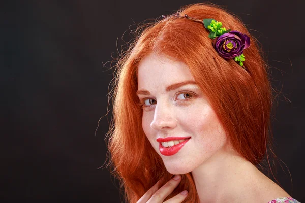Kızıl saçlı güzel kız güzel görüntü. — Stok fotoğraf