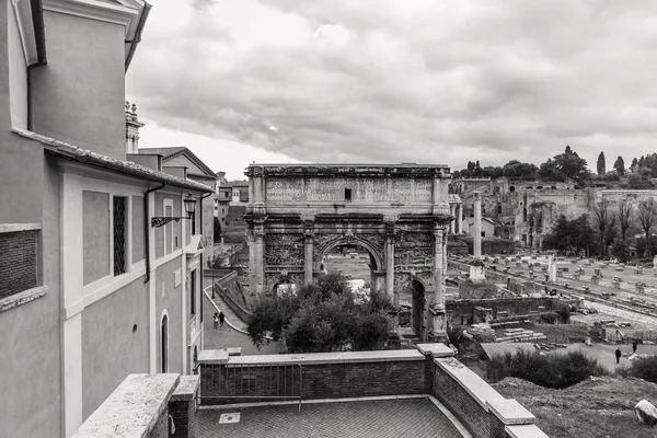 Rom - januar 6: die bögen und ruinen des römischen forums 6, 2016 in rom, italien. — Stockfoto