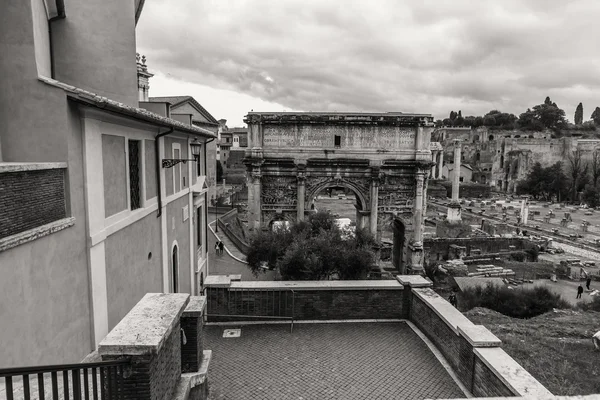 ROMA - 6 de janeiro: Os arcos e ruínas do Fórum Romano 6, 2016 em Roma, Itália . — Fotografia de Stock