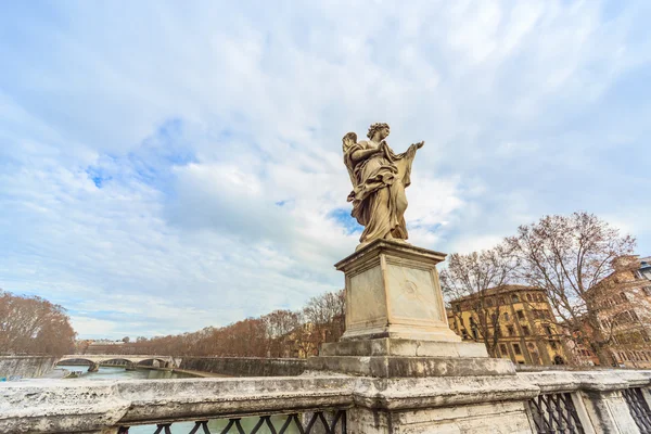 ROME - January 12: Nice view of the river Tiber January 12, 2016 in Rome, Italy. — Stock Photo, Image