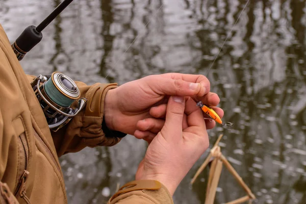 Rybolov. Spinning v rukou rybář. — Stock fotografie